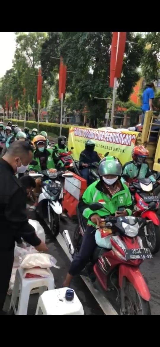 Viral Video Driver Ojol Adang Truk Sembako di Surabaya, Ini Faktanya