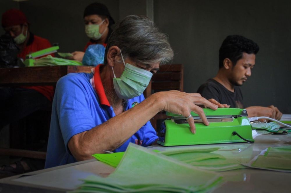 Produksi Mandiri, Napi Lapas Porong Bagi-bagi Masker untuk Warga