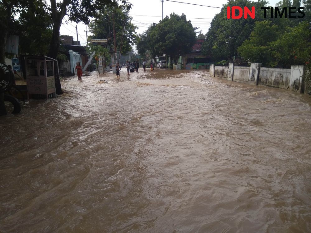 Kali Tersumbat Sampah, Puluhan Rumah di Madiun Tergenang Banjir 