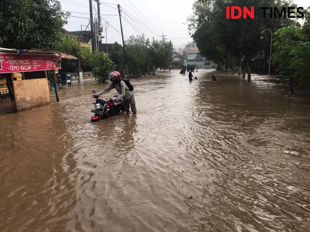 Kali Tersumbat Sampah, Puluhan Rumah di Madiun Tergenang Banjir 