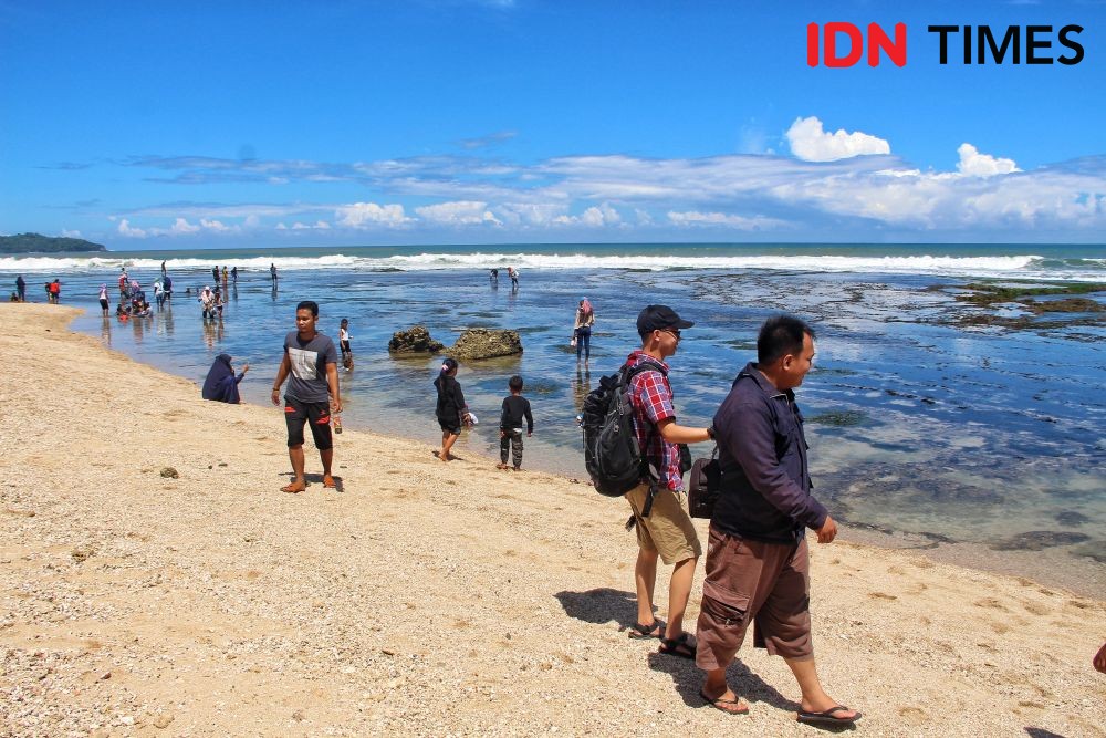 Mengintip Indahnya Pantai Karapyak di Seberang Pulau Nusa Kambangan 