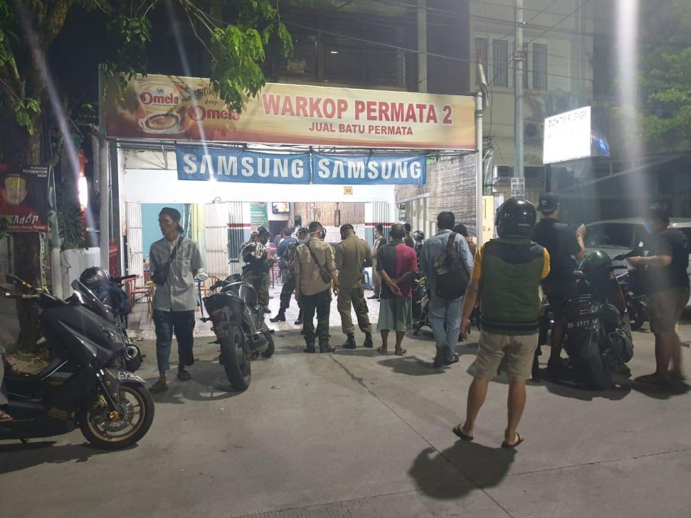 Masih Saja Ngumpul di Warkop, Warga di Makassar Dibubarkan Petugas  