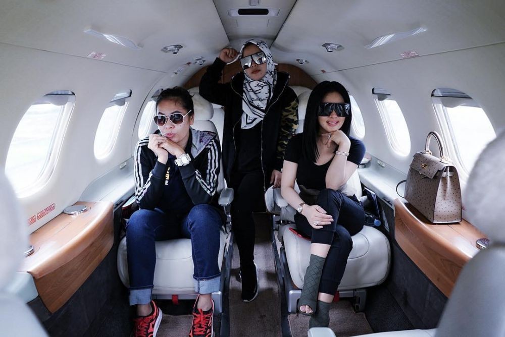 Gaya Fashion Asisten Syahrini, Hits dengan Style Boyish