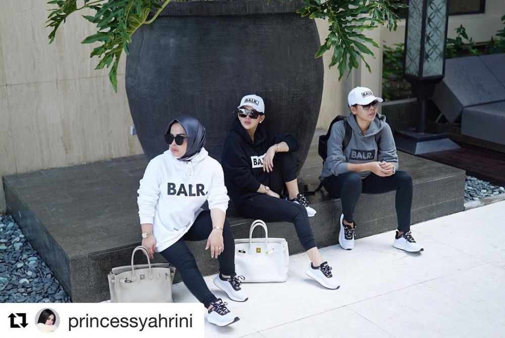 Gaya Fashion Asisten Syahrini, Hits dengan Style Boyish