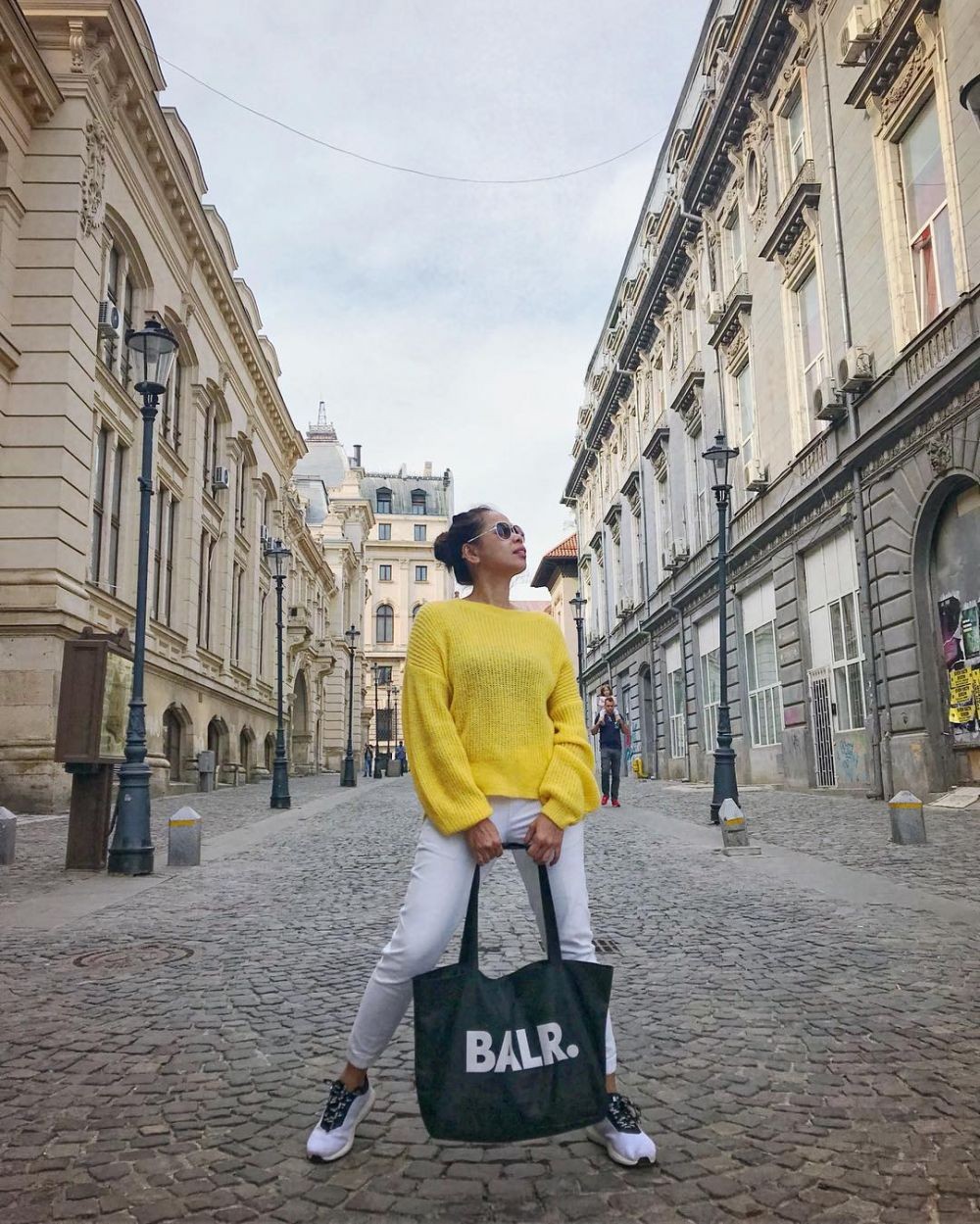 Gaya Fashion Asisten Syahrini, Hits dengan Style Boyish