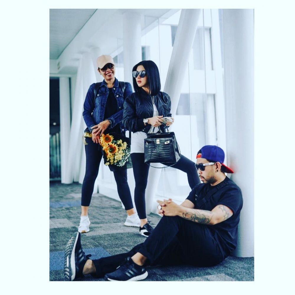 Gaya Fashion Asisten Syahrini, Hits dengan Style Boyish