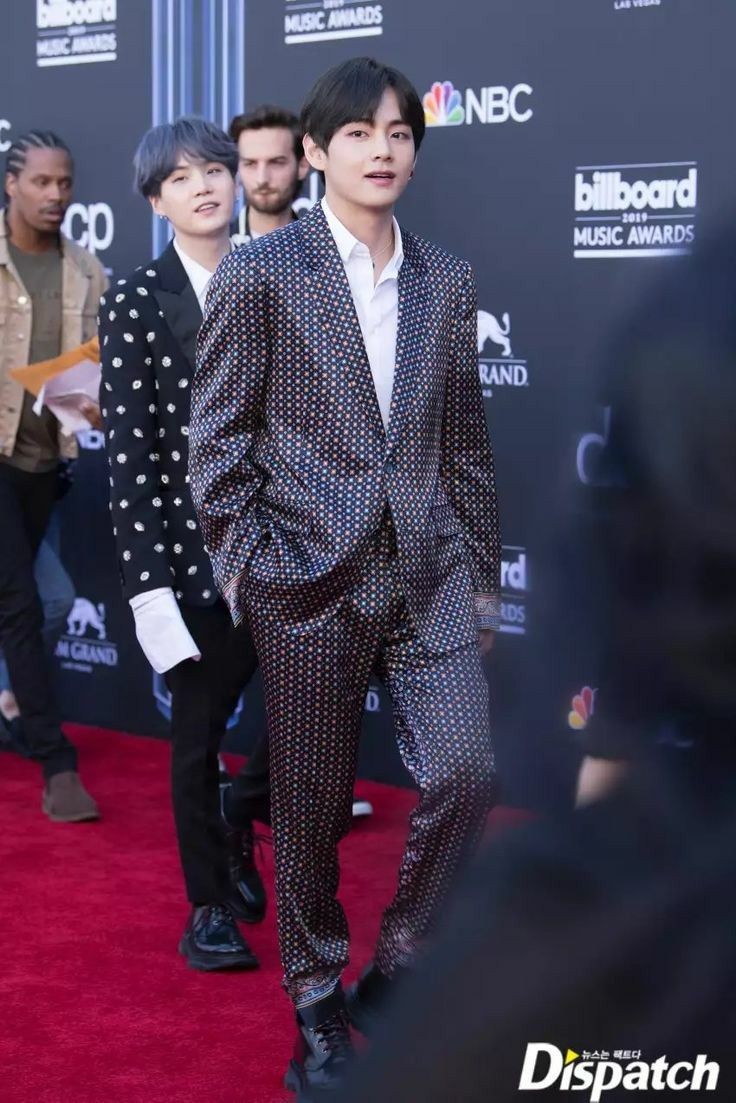 10 OOTD V BTS Cocok Digunakan untuk Acara Formal Bikin 