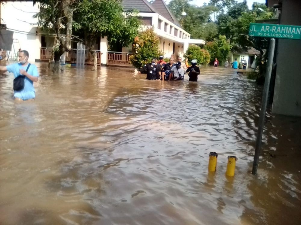Di Tengah Pandemi COVID-19, Banjir Hampiri Warga Villa Pamulang