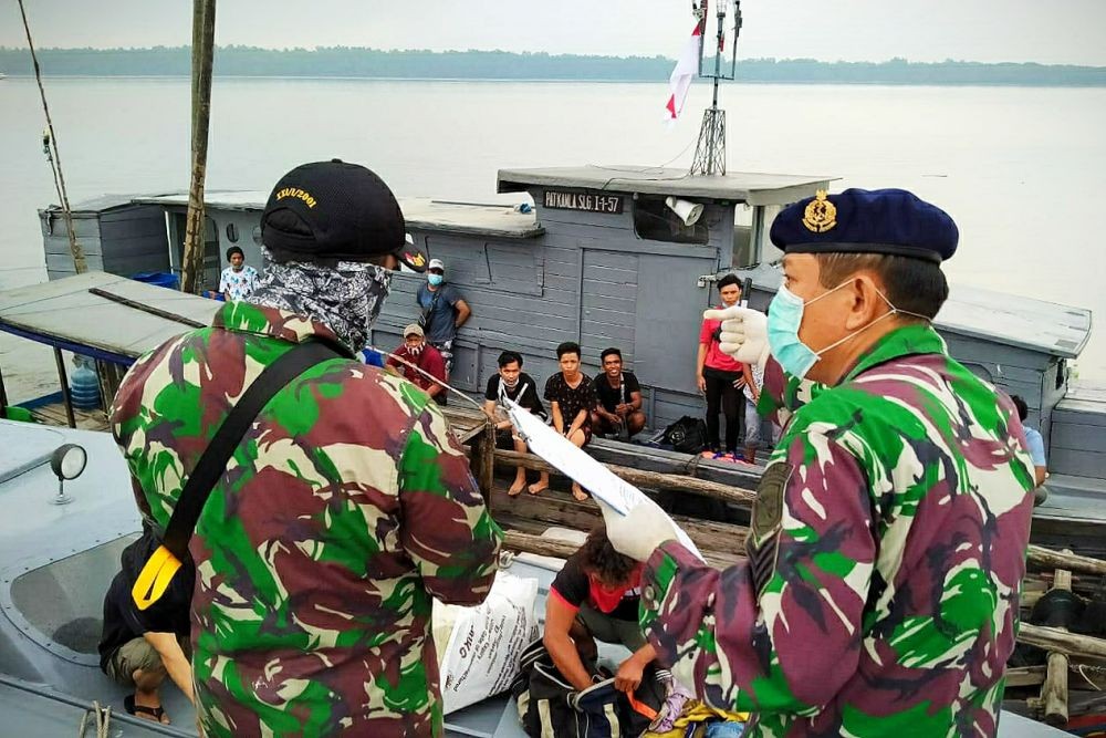 TNI AL di Tarakan Gagalkan Penyelundupan 64 Karung Pakaian Bekas