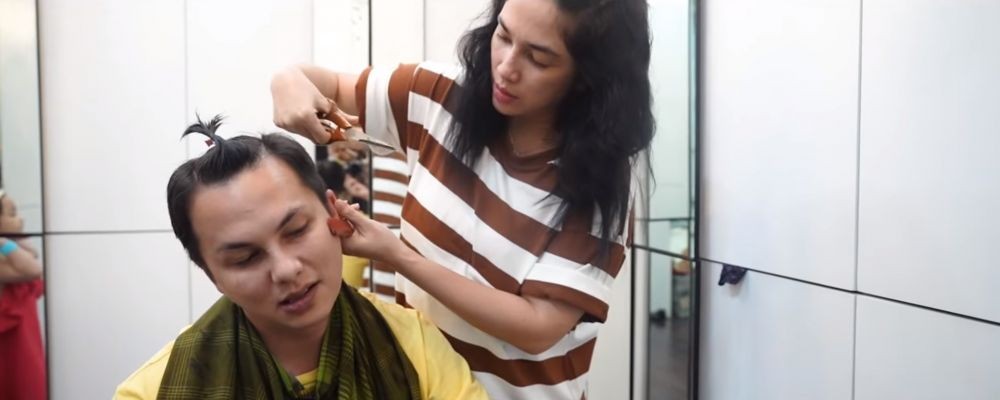 Ubah Rumah Jadi Salon, 10 Artis Ini Potong Rambut Sendiri