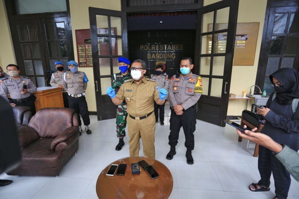 Kejari Kota Bandung Musnahkan Uang Palsu dan Masker Timbunan 