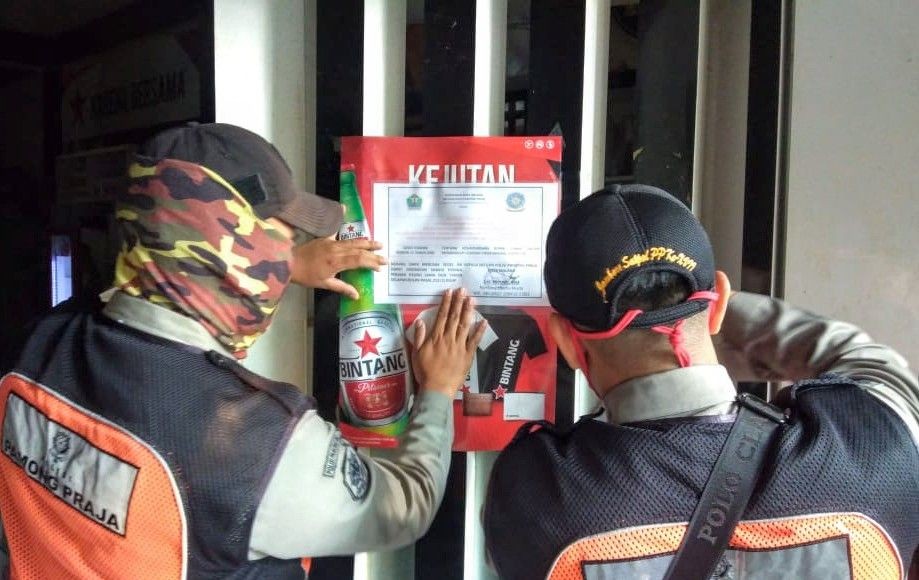 Tak Patuhi SE COVID-19, Satpol PP Segel Toko Minol di Kota Malang 
