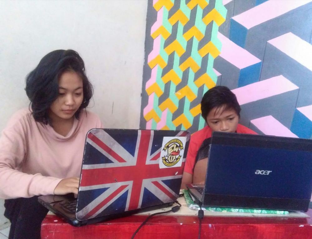 Ibu-ibu di Palembang Soal Belajar Online, Susah Fokus di Depan TV