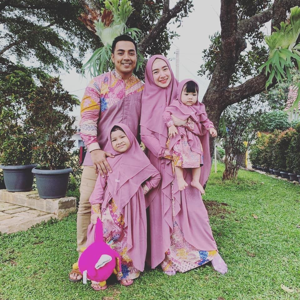 Punya 2 Anak, 10 Potret Super Mesra Ustaz Riza Muhammad & Indri Giana