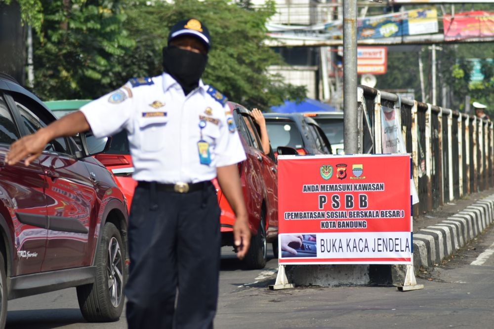 Hari Kedua PSBB Bandung, Pengguna Motor Paling Banyak Melanggar