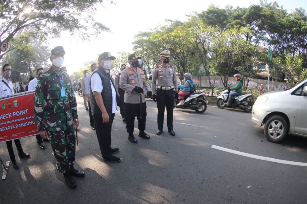 Hari Kedua PSBB Bandung Raya, Ribuan Kendaraan Masih Ramai di Jalan