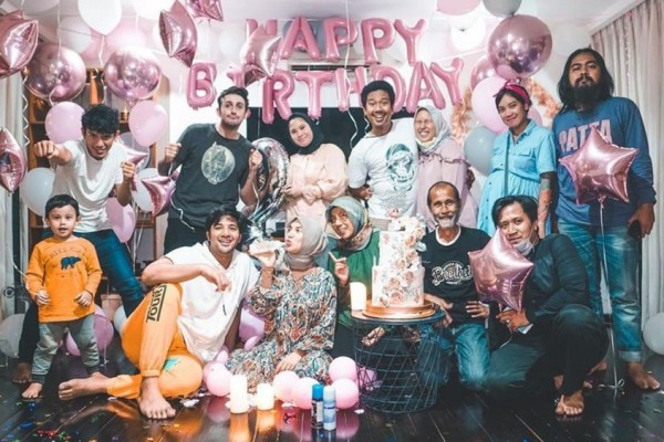 Bikin Iri, 10 Momen Manis Kejutan Ulang Tahun Irish Bella yang ke-24