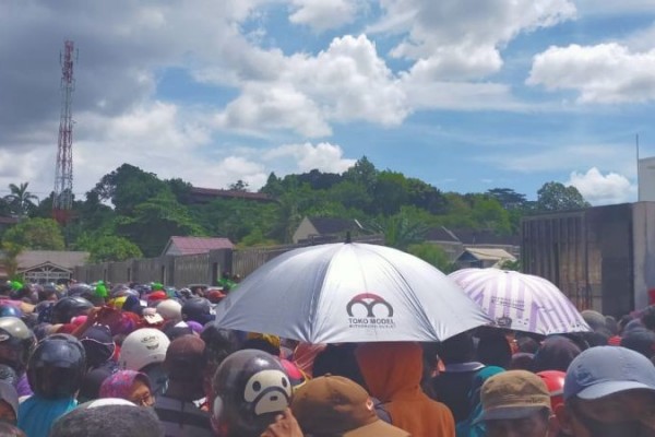 Tak Peduli Corona, Kerumunan Massa Antre Sembako Gratis Gubernur Isran