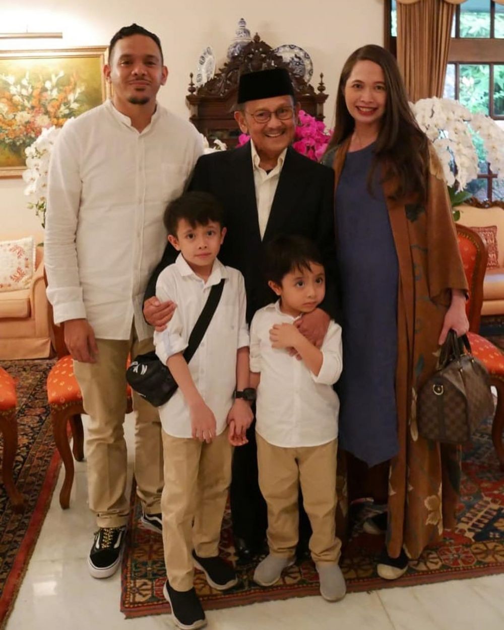Dikaruniai Tiga Anak, Ini 10 Foto Harmonisnya Keluarga Verlita Evelyn