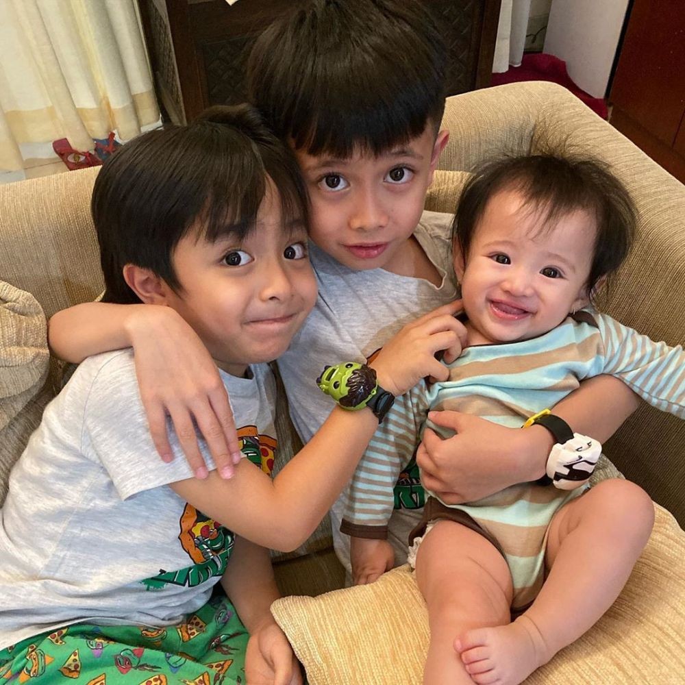 Dikaruniai Tiga Anak, Ini 10 Foto Harmonisnya Keluarga Verlita Evelyn