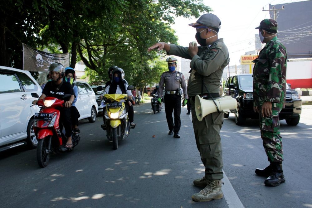 Patroli PSBB di Makassar, Warga Membandel Disemprot hingga Bubar 