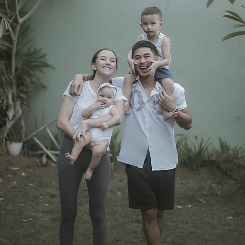 10 Potret Mesra Dahlia Poland & Fandy Christian Menanti Anak Ketiga