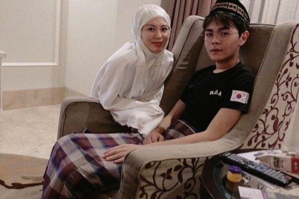 Susul Kakak Jadi Mualaf, 10 Kedekatan Selebgram Ayana Moon dan Adiknya