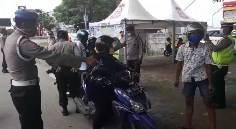 Patroli PSBB di Makassar, Warga Membandel Disemprot hingga Bubar 