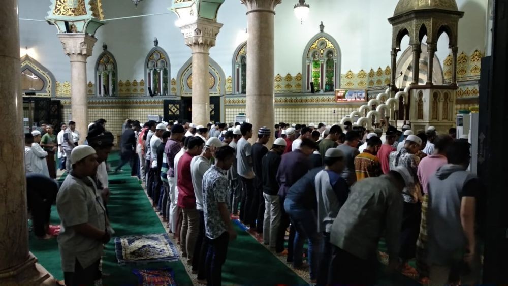 Tetap Gelar Salat Id, Masjid-masjid Medan Ini Disemprot Disinfektan