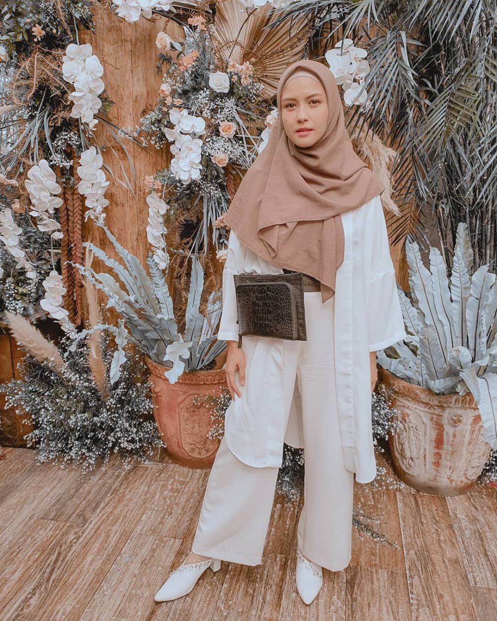 OOTD Hijab ala Revalina S. Temat, Kalem Lewat Warna Pastel & Monokrom