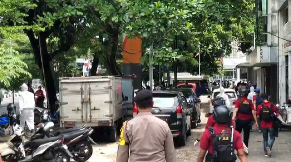 Polisi Pakai APD Datang, Warga Berkerumun di Makassar Lari Kocar-kacir