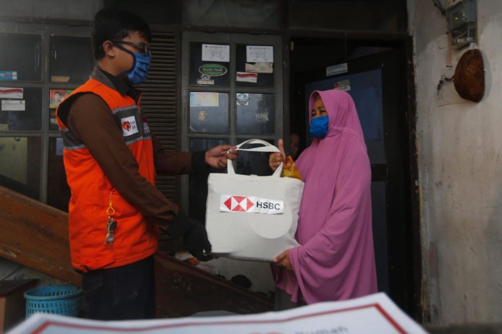 Gandeng Rumah Zakat, HSBC Indonesia Salurkan APD dan Paket Sembako