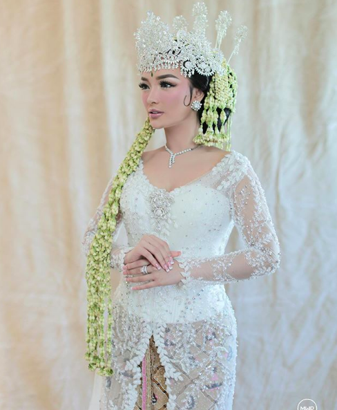 10 Potret Paripurna Zaskia Gotik dengan Gaun Pengantin, Anggun Banget!