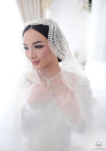 10 Potret Paripurna Zaskia Gotik dengan Gaun Pengantin, Anggun Banget!