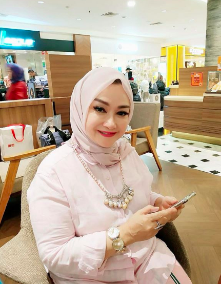 Awet Muda di Usia 61 Tahun, 10 Pesona Ricca Rachim Istri Rhoma Irama