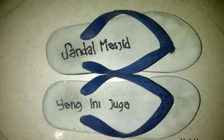 Kreatif! 10 Potret Sandal Anti Maling Ini Bikin Ngakak