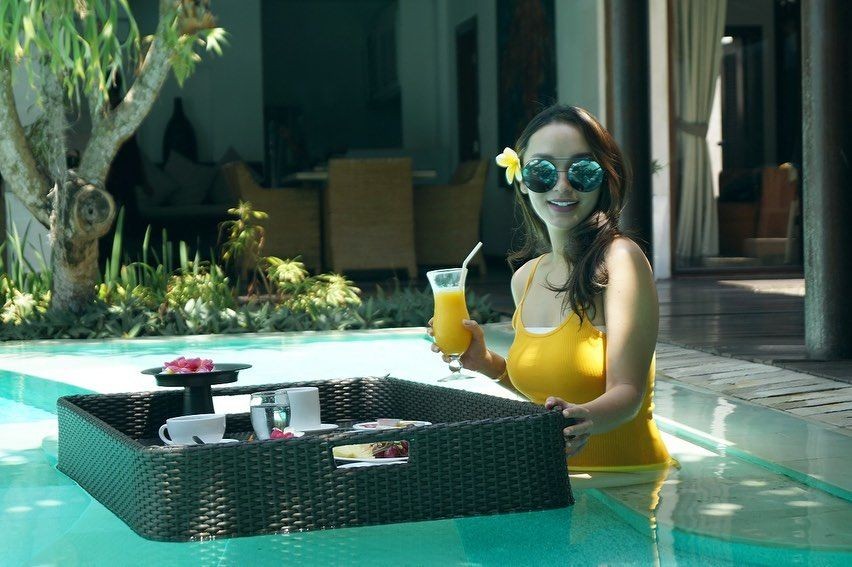 10 Gaya Kece Liburan Zaskia Gotik Keliling Dunia, Cetar Banget
