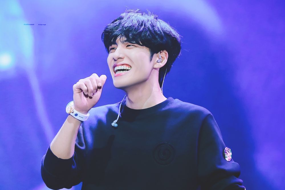 Ultah ke-26, 10 Momen Manis nan Memikat WONPIL DAY6 Saat Tersenyum