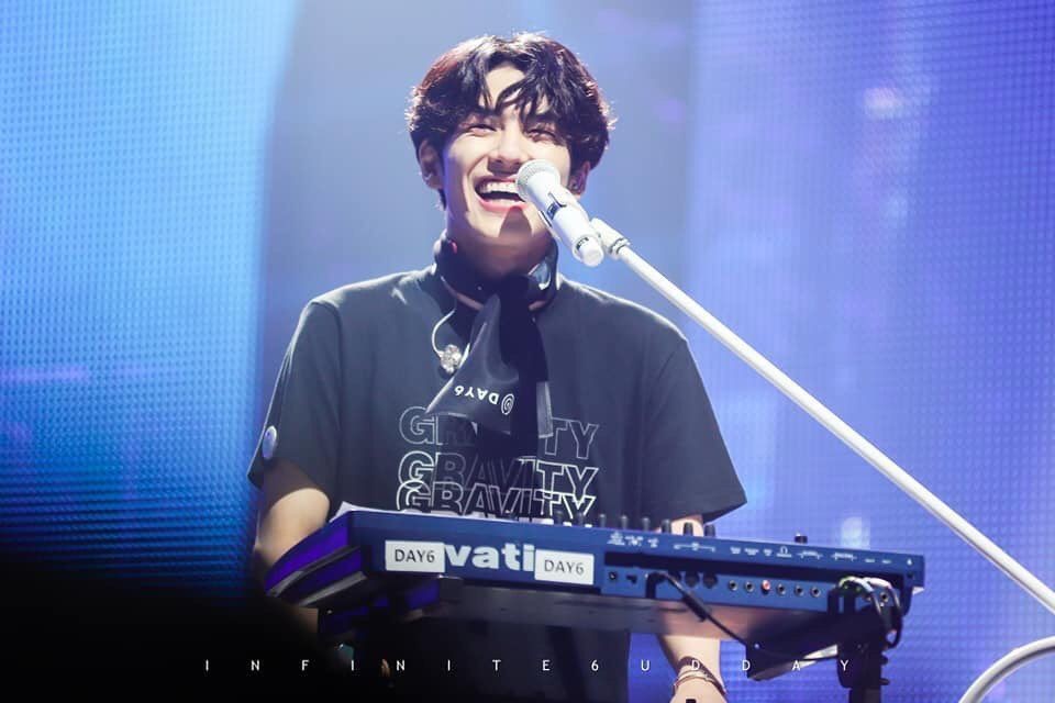 Ultah ke-26, 10 Momen Manis nan Memikat WONPIL DAY6 Saat Tersenyum