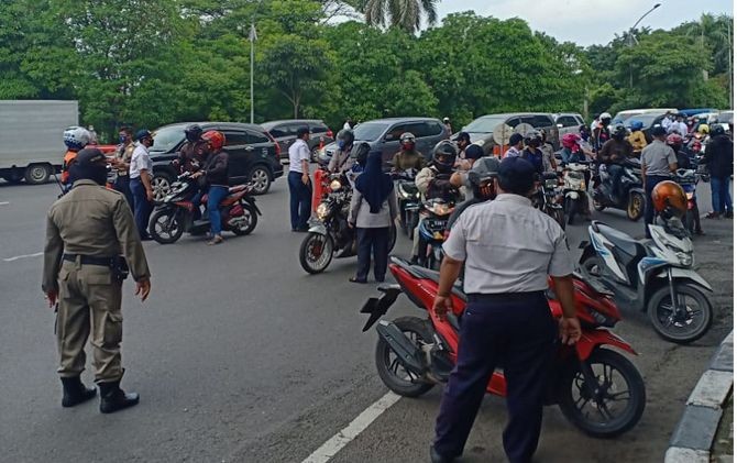 Ini Penyebab Kemacetan Bundaran Waru pada Hari Pertama PSBB Surabaya 