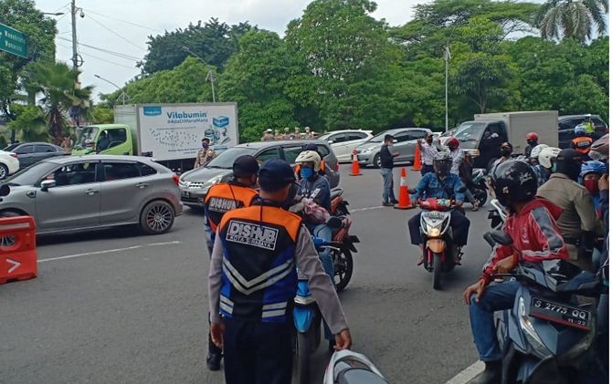 Ini Penyebab Kemacetan Bundaran Waru pada Hari Pertama PSBB Surabaya 