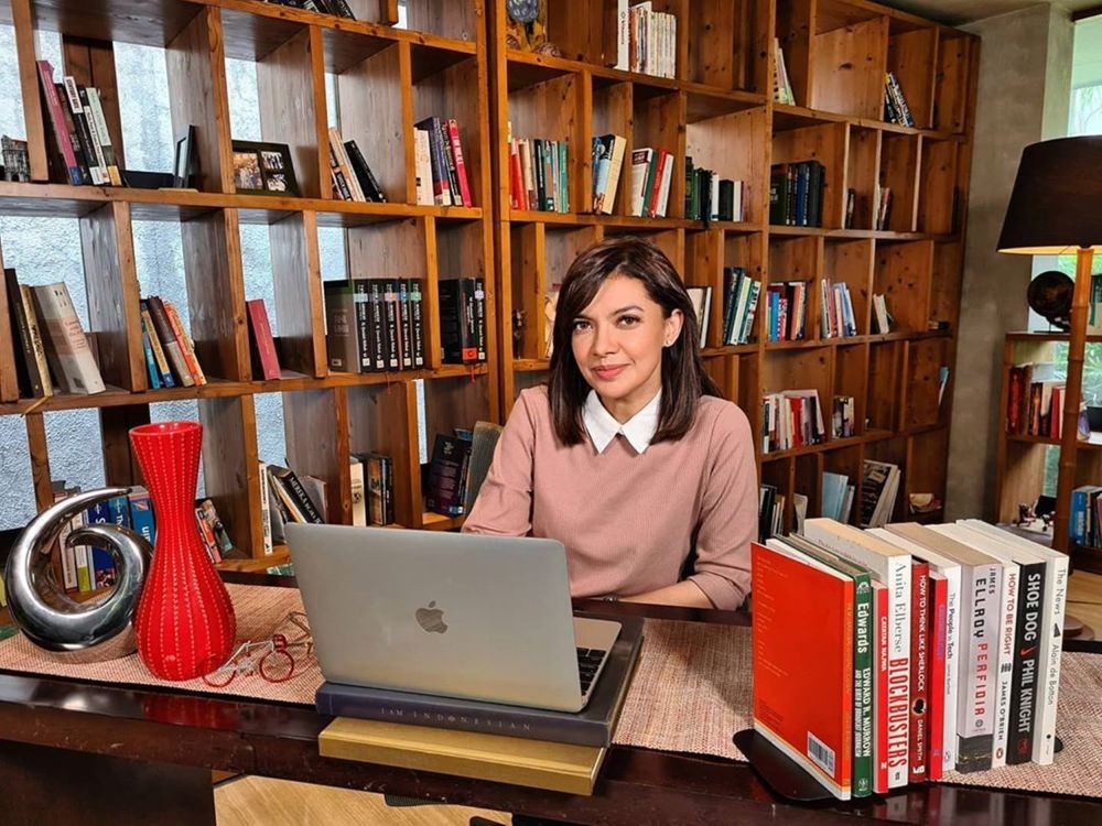 Lagi Ramai, 10 Potret Stylish Work From Home Najwa Shihab yang Memikat