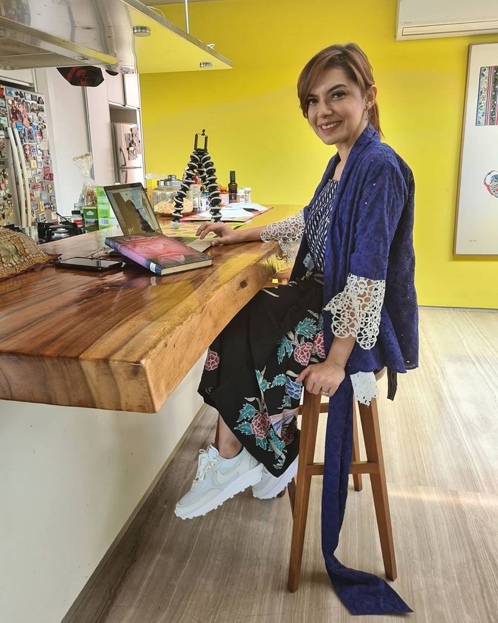 Lagi Ramai, 10 Potret Stylish Work From Home Najwa Shihab yang Memikat