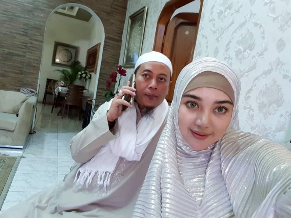 Selalu Mesra, 10 Foto Opick dan Bebi Silvana Istri Ketiganya