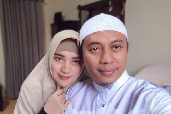 Selalu Mesra, 10 Foto Opick dan Bebi Silvana Istri Ketiganya