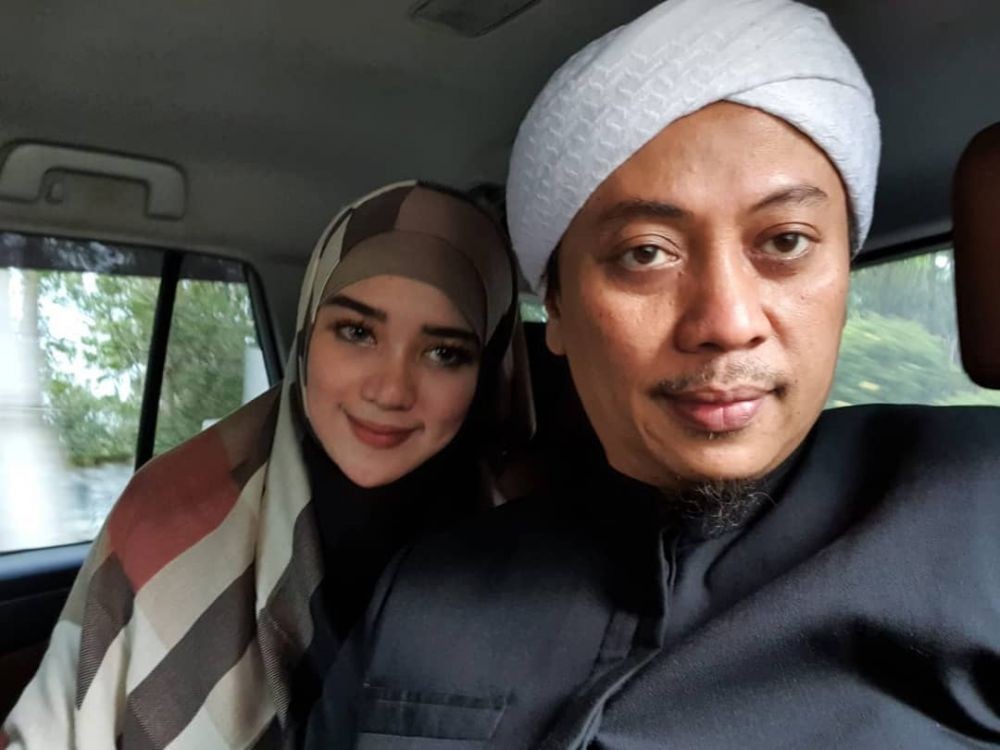 Selalu Mesra, 10 Foto Opick dan Bebi Silvana Istri Ketiganya