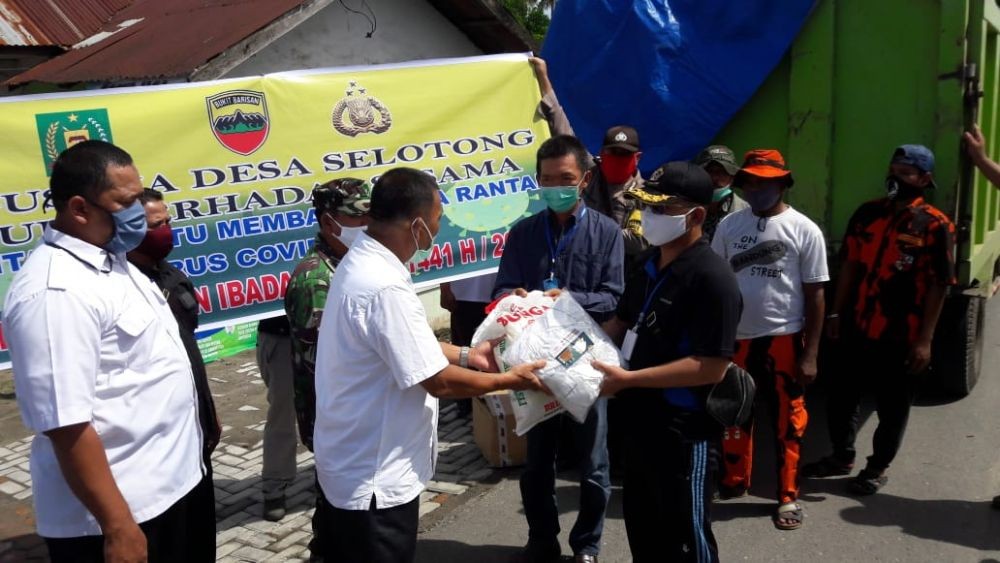 Pengusaha Desa Selotong Bagi 1.400 Paket Sembako untuk Warga Pesisir