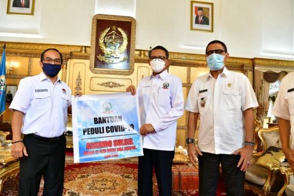 Nurdin Abdullah Terima Bantuan Pangan dari Swasta