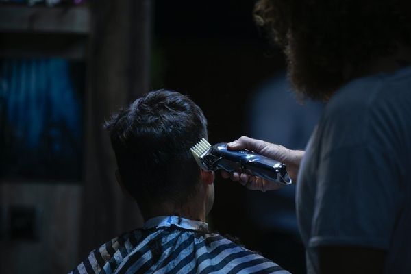 Ini 10 Cara Potong Rambut Sendiri untuk Pria Ketika #DiRumahAja