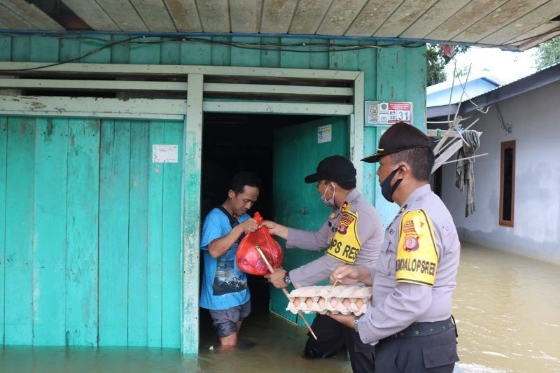 Peduli Korban Banjir, Kapolres PPU Salurkan Bantuan Sembako 
